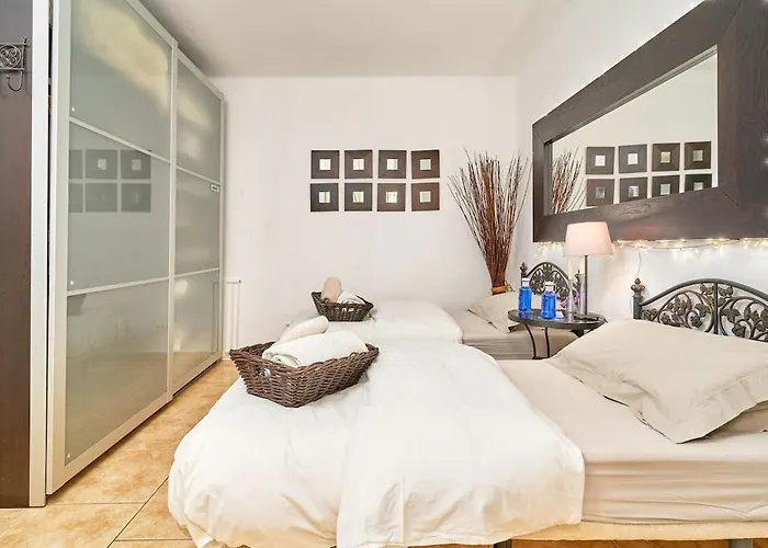 Casa Naranjos, Capistrano, *